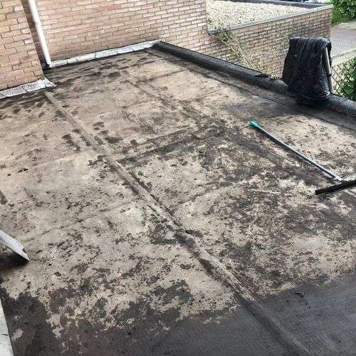 Schoonmaken van een plat dak in Brielle